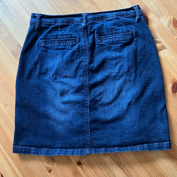 Women’s denim button up skirt - Picture 2 of 9